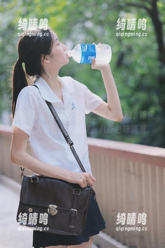 网址上的娱乐新闻，718娱乐愣是让人有些心急想哭，八卦色味满满。