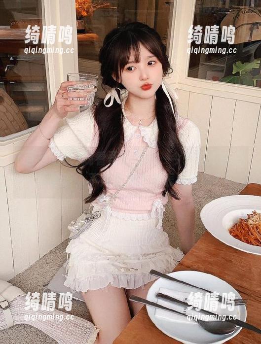 吾爱吃瓜 观看吾爱吃瓜,今天的瓜意外地清新,不知道这是要表演啥呢?