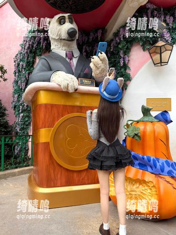 我要吃瓜 “我要吃瓜”官网是个太好玩的“传送门”,一划就能飞到热搜佼佼者那。