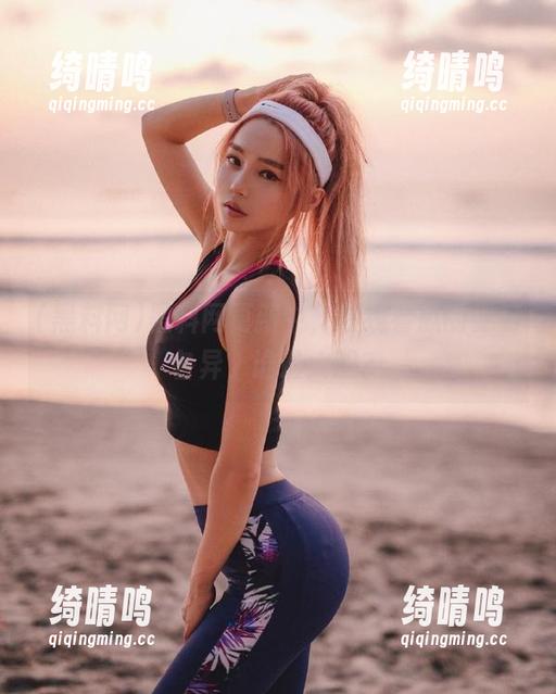黑料网更新中，在线看瓜的姿势各异，谁最大胆？